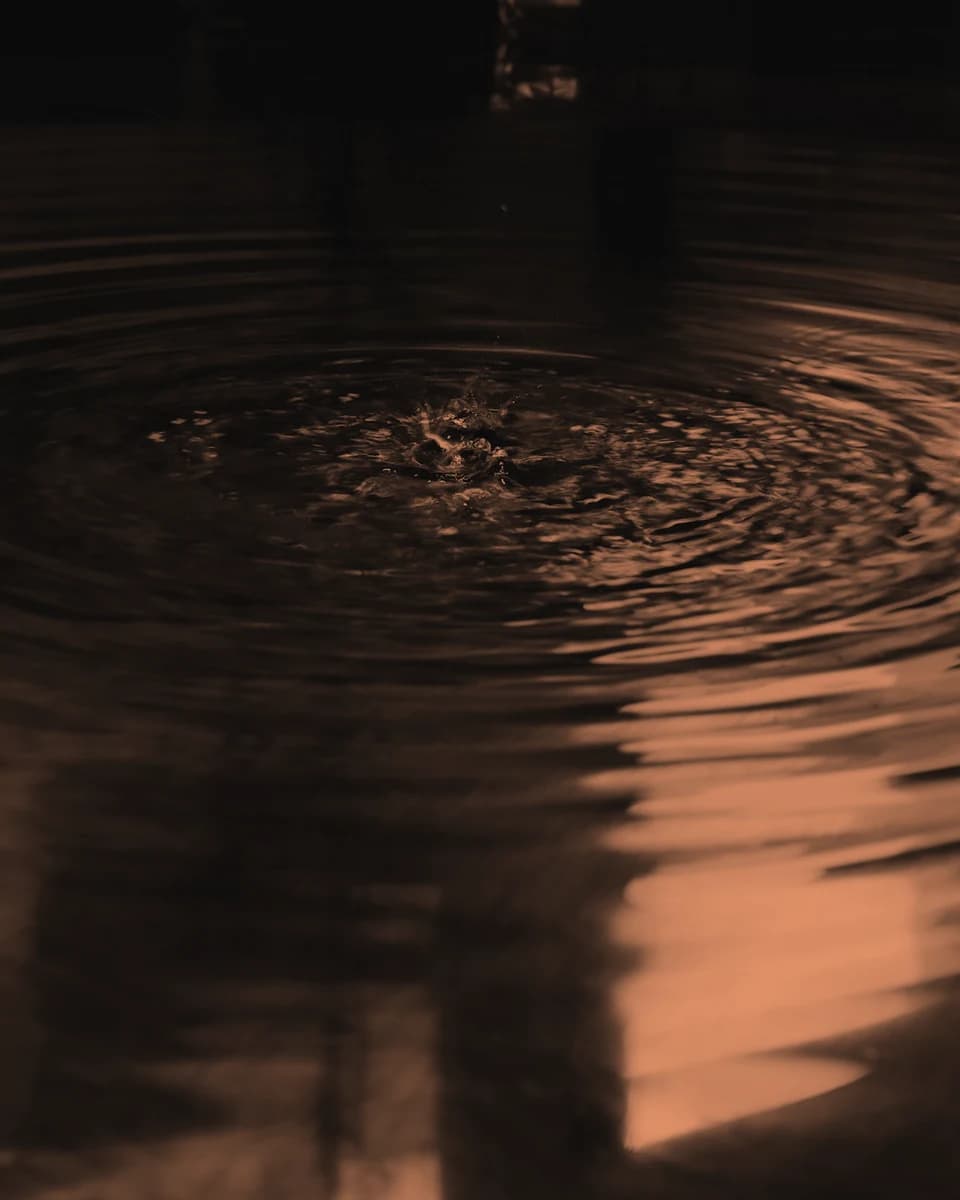 Kreisförmige Wellen auf dunklem Wasser
